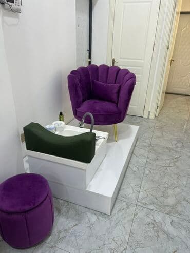 boyun yastigi: Bənövşəyi rəngdə yumşaq oturaq hissəsi olan pedikür stansiyası — 1