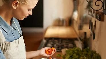 Ləpələr: Ev köməkçisi axtarılır. 📌 Vəzifələr: — 1 yaşlı uşağa baxmaq — Ev — 1