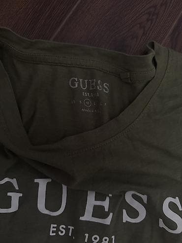 şort: GUESS T‑shirt - Brend: GUESS (EST. 1981 loqolu ön prinт) - Rəng — 2