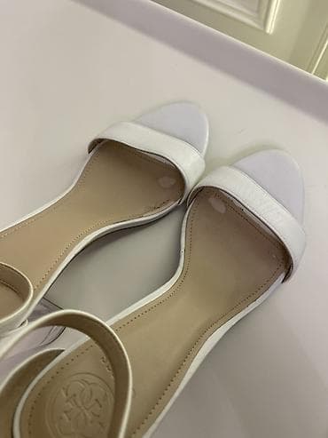 Basanoşka və səndəllər: GUESS.İç terefde deri olmadığı üçün soyulma var.39 ölçü ye — 2
