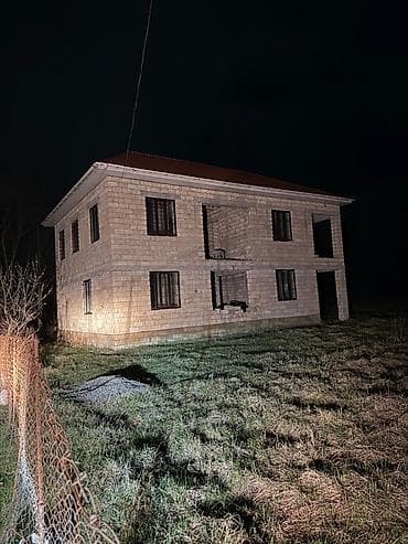 xırdalan evleri: İki mərtəbəli daş ev Qeyd: Şəkillərdə gecə çəkilişi göstərilib; — 1