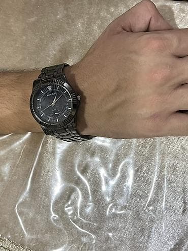 bakı saatı: Kvars mexanizmli kişi qol saatı – qara siferblat və metal (paslanmayan — 1
