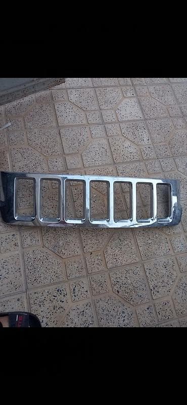 Jeep qrand şiroke radiator barmaqlığı üstdən çıxma arginal sınığı