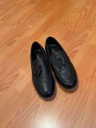 Ayaqqabi geyinilmeyib. Yenidi. 50m alinib. Olcu 41. Kisi ucun