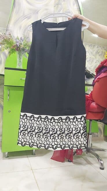 Qara rəngli, dizə qədər uzunluqda, qolsuz qadın donu. - Klassik