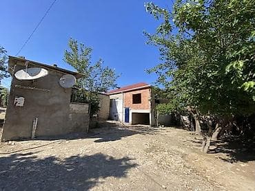 Geniş və səliqəli həyətdə yerləşən, yaşayış üçün tam yararlı 2 ev