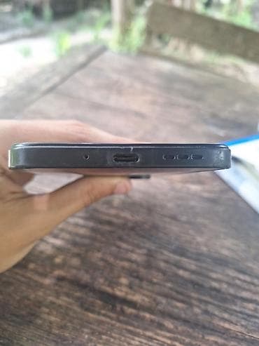 Redmi 13C 128/6 Ekrandq cat var qiraqlarinda ezik var adapter qosma — 2