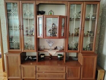 угловой стол с полками: Taxta vitrinli qonaq otağı mebeli - Klassik dizaynlı, şüşə qapılı — 2