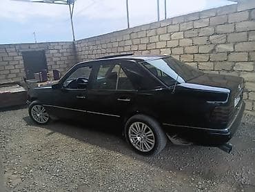 maşin 07: Mercedes-Benz E-Class (W124) sedan, qara rəng. Xüsusiyyətlər: - — 2