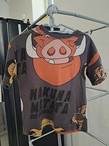 qara bodiklər: Uşaq T‑shirt dəsti – 4 ədəd - Qara T‑shirt: ön hissədə çoxrəngli şir — 8