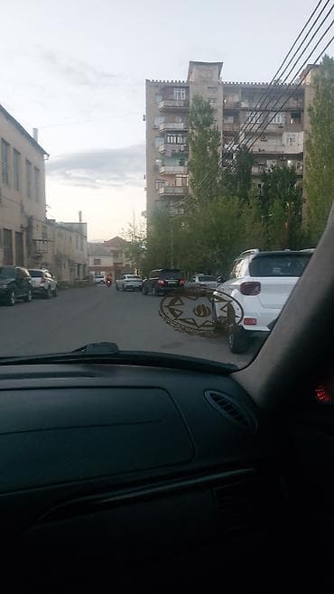oguzda ev satilir: Bakı, Qaraçuxur qəs., 5 otaqlı, Köhnə tikili, m. Neftçilər, 76 kv. m — 6