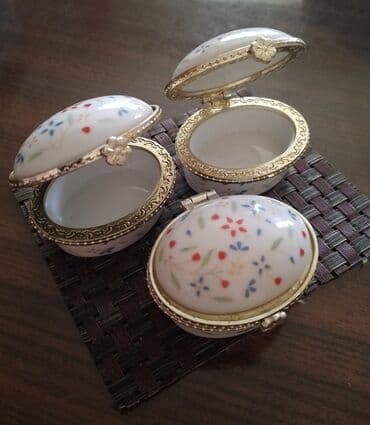 Zərgərlik əşyaları üçün mini boxcalar. Boxca keramikdi və gızılı