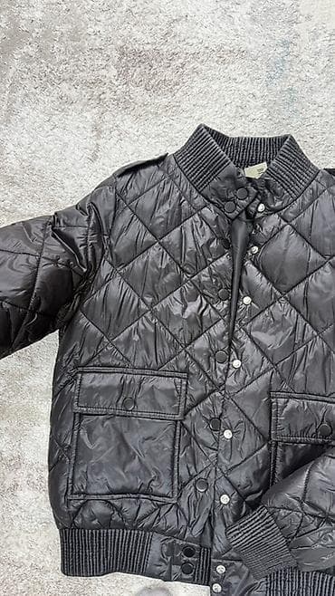 qara jaket: Qara rəngli, diaqonal tikişli quilted qısa jaket. - Parıltılı suya — 3