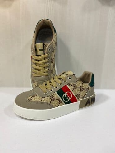 beqa üçün qadın krossovkaları: Bej rəng palitrasında şık kişi/kadın krossovkası. Üzərində monoqram — 2