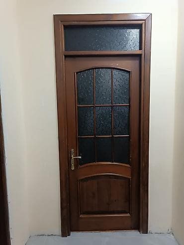 şuşə qaplar: Taxta iç qapı – şüşəli, üst işıq pəncərəsi ilə - Material: təbii ağac — 2