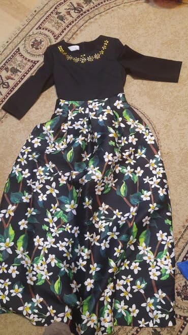 Qadın geyim dəsti 1) Çiçək naxışlı don - Üst hissə: qara rəng, 3/4