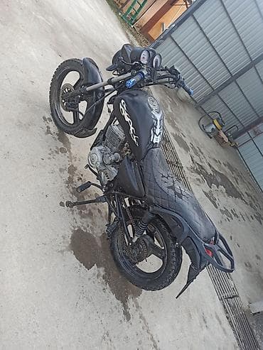 matasklet satisi: Qara rəngdə standart tipli motosiklet. Benzinlə işləyən mühərriki var — 3