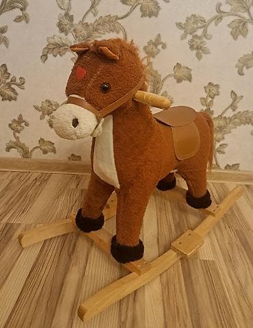 Oyuncaq at, yumşaq materialdan hazırlanıb və möhkəm taxta altlığı var