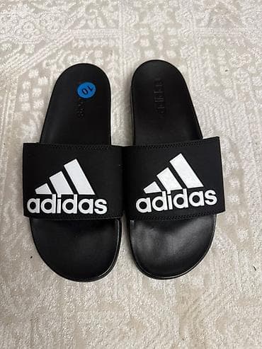 Adidas Adilette Comfort slayd sandal - Rəng: qara, iri ağ “adidas”