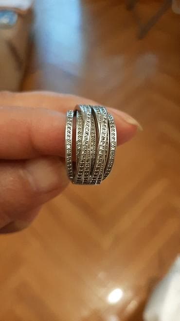 boyun bagi: Geniş zolaqlı, çoxsəviyyəli dizayna malik qadın üzüyü. Üzük — 1