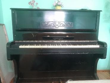 Upright pianino – klassik qara korpus, taxta rezonator və metal çarpaz