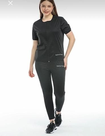 reqs geyimi: Qara rəngdə, qısa qollu, idman üslubunda kostyum. Üzərində kiçik ağ — 2