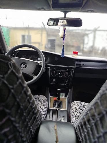 mersedes 190 sol guzgusu: Mercedes-Benz 190 (W201): 2 l | 1990 il Sedan — 10