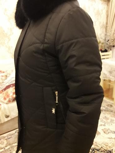 Qadın üçün qara rəngli qış paltosu - Uzun model, dizə qədər - İsti