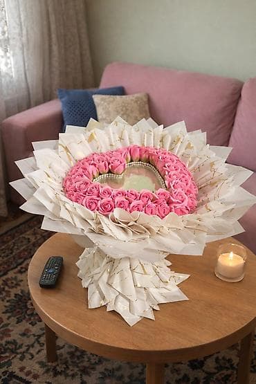 Romantik hədiyyə üçün zərif kompozisiya: ürək formalı güzgü mərkəzli