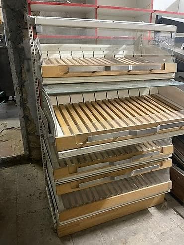 Şəffaf pleksiglas qapaqlı və taxta rəfli bu çörək vitrini, çörək