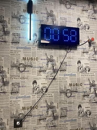 ev saati: Divar saatları, Elektron, Arxa işıq — 3