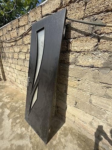 Qapı – dekorativ şüşəli, tünd rəngdə - Material: MDF/taxta əsaslı