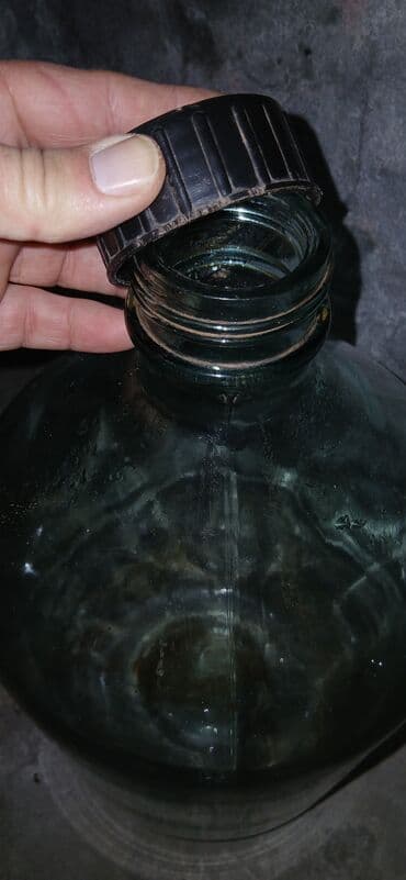 Quruducular: Şüşə damacanalar – 2 ədəd - Həcm: təxminən 18–20 litr (iri ölçülü — 5