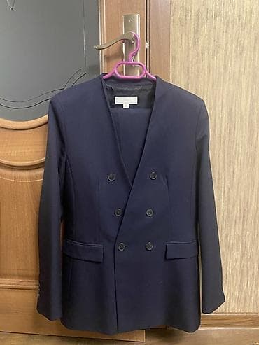 papaq modelləri: Qadınlar üçün klassik tünd-navy rəngli iki cərgə düyməli blezer. - — 2