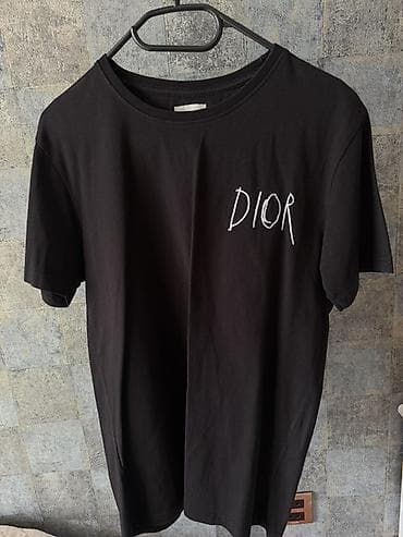 Digər: Qara T‑shirt – “Dior” yazılı

2 defe geyinilib. Razmer M — 1