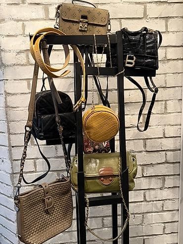 Aksesuarlar üçün vitrinlər: Metal çanta və aksesuar stendi Salam, 5-10 azn arasi cantalar — 2