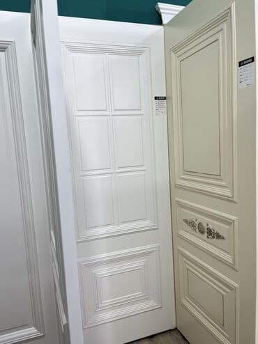 ev qaplsl: Ağ rəngdə, klassik dizaynlı qapı. Mürəkkəb panelləri və dekorativ — 1