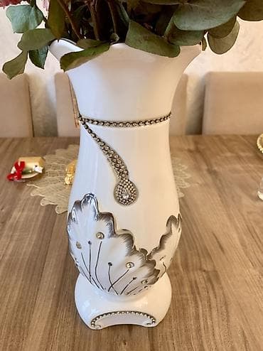 ev gülleri: Bir vaza, Keramika — 2