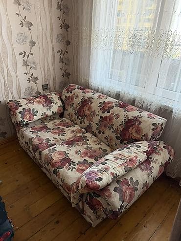 Güllü naxışlı yumşaq divan Səliqəli vəziyyətdə 2 nəfərlik yumşaq