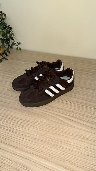 adidas different: Məhsul: Unisex idman ayaqqabısı – qəhvəyi rəng Model ilhamı: “Samba” — 2