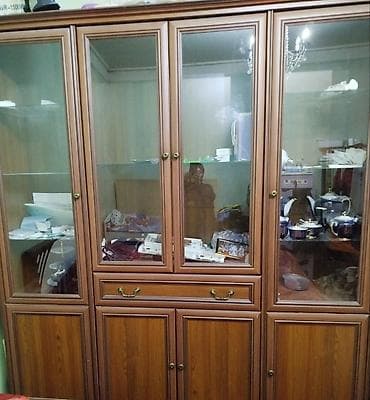 Klassik üslublu şkaf-vitrin - Material: taxta əsaslı (təbii ağac