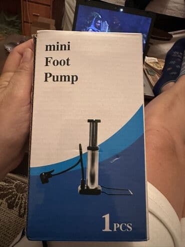 воздушный компрессор: Portativ qara rəngli əl pompası. Bu kompakt pompa velosiped — 2