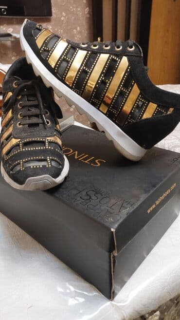 Qara-qızılı dizaynlı idman ayaqqabısı - Brend: Stino (qutuda