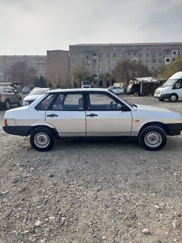 Vaz 21099 sedan - Kuzov: 4 qapılı, ağ rəng, qara bamperlər -