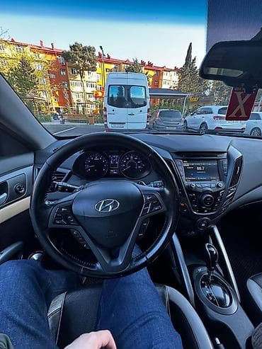 fara chanqan: Hyundai Veloster, ağ rəng, 3 qapılı kupe/gətbek kuzov. Azərbaycanda — 5