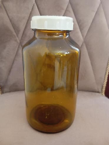 1 tonluq bak: Qəhvəyi şüşə qab – ağ vintli qapaqlı - Material: qalın — 1