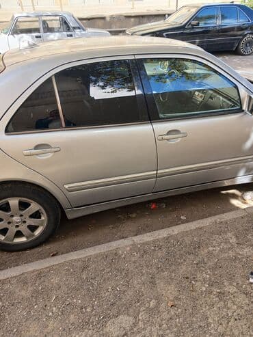 mersedes qapi: Mercedes-Benz E-Class sedan (W210). Gümüşü rəngli, 4 qapılı kuzov — 1