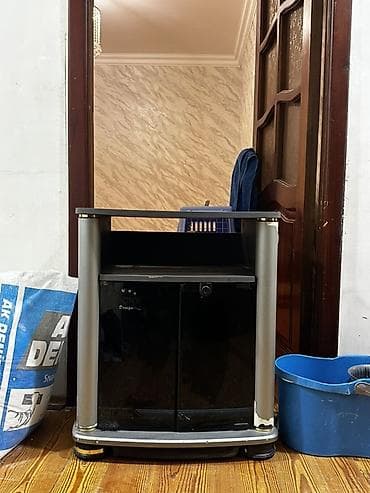 divarda kitab refleri: Vezyetine uyğun qiymet qoyulub,curuyu sokuyu yoxdu,sol qapısında cuzi — 1