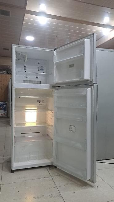 swizer soyuducu: 2 qapılı Toshiba Soyuducu Satılır, rəng - Qara, Təkərli — 2