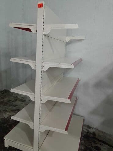 divar rəf: Müxtəlif rənglərdə metal ticarət rəfləri. Hər bir rəf mağaza və ya — 4